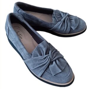 Comfortable Gray Loafers with Bow Detail